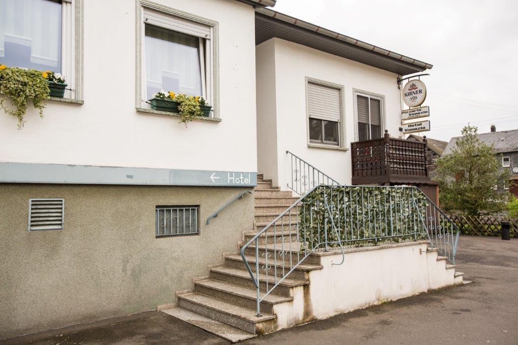 Hotel Pizzeria Venezia Sohren エクステリア 写真
